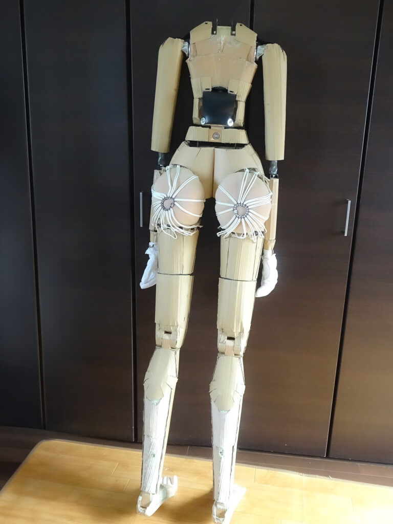 ダンボールでボディラインが作られた自作ラブドール背面