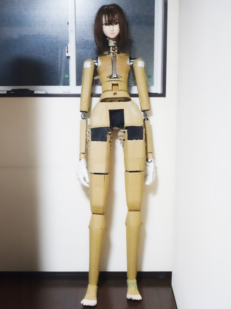 ダンボールでボディラインが作られた自作ラブドール正面