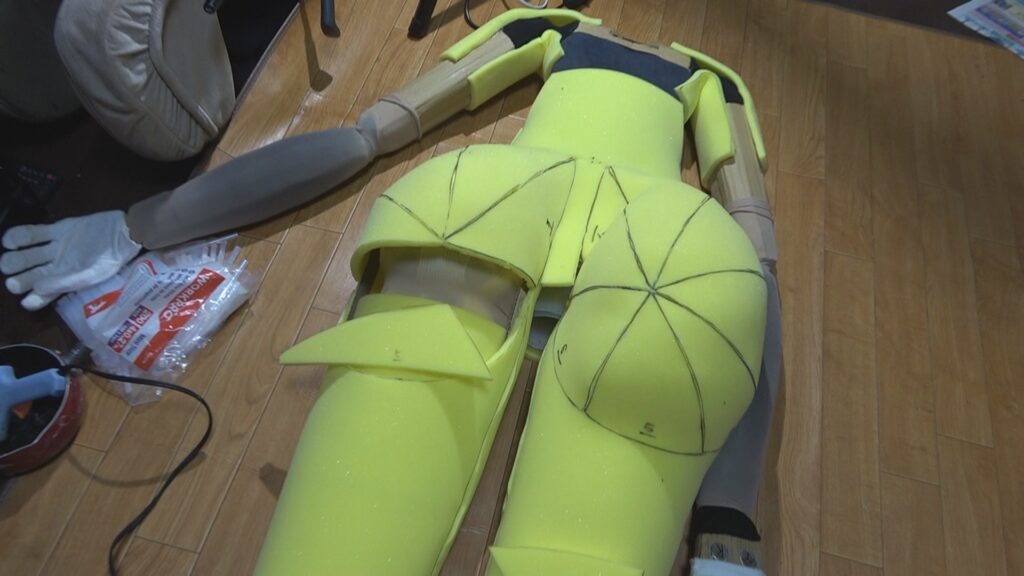 皮下脂肪的部品をおしりコアとフレームに装着
