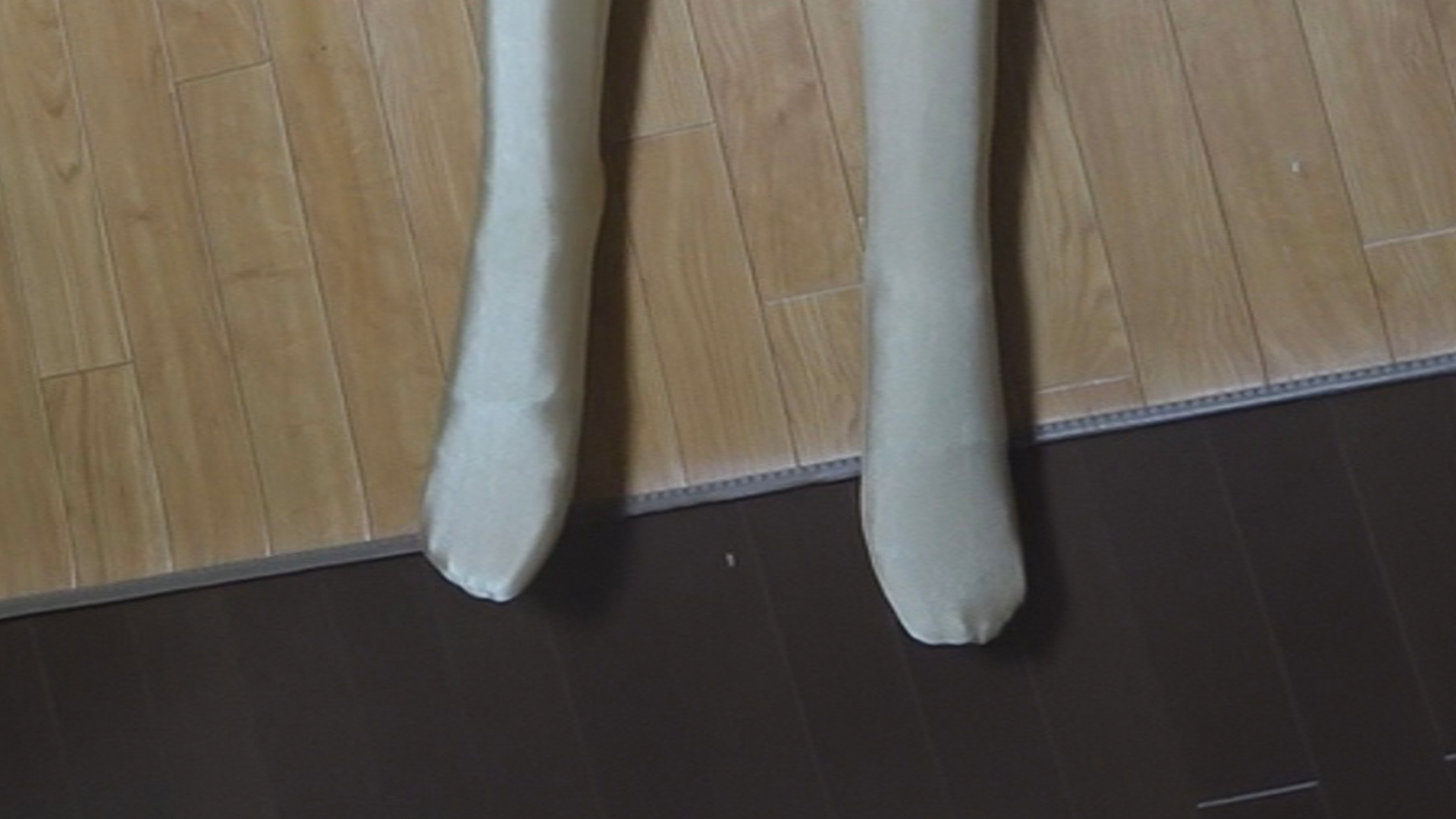 自作ラブドールの皮膚として使う市販品全身タイツの加工。一般的な全身タイツには足の指が付いていない事を説明。