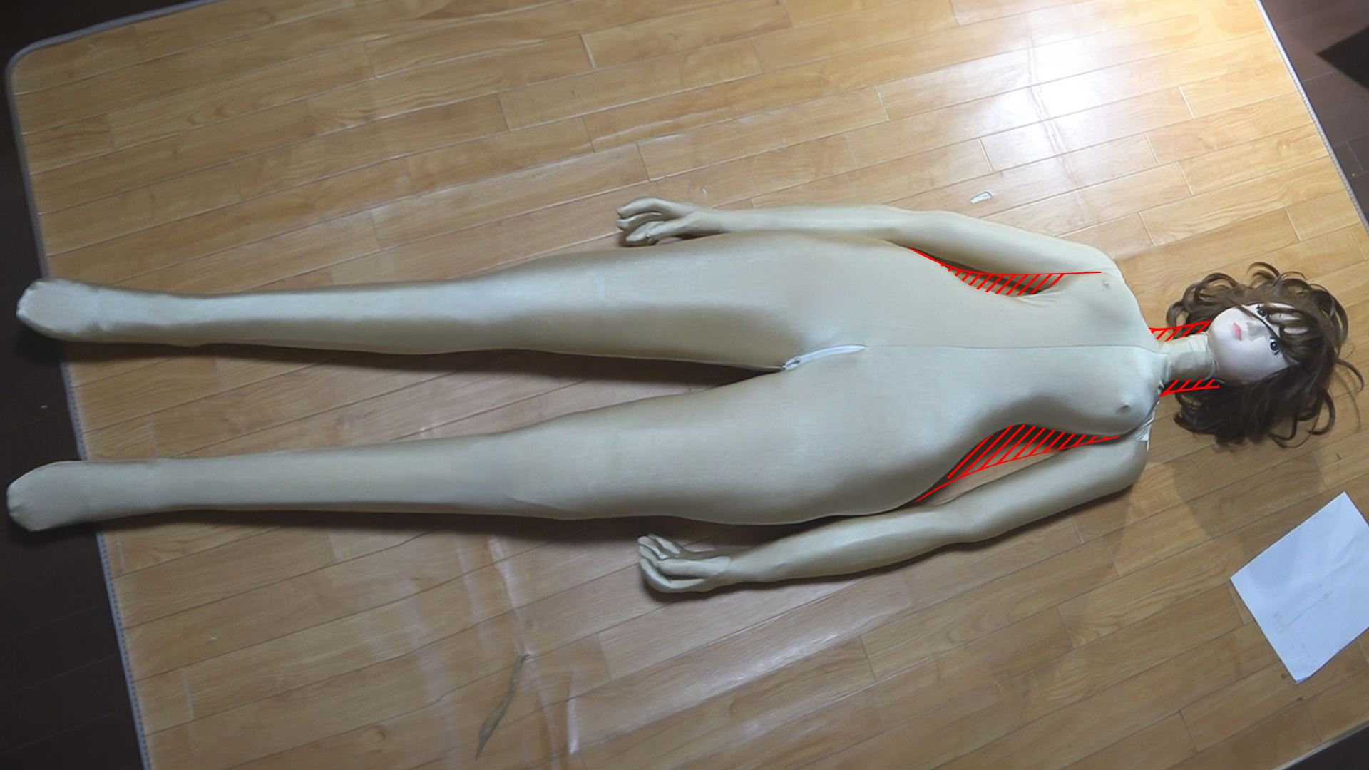 自作ラブドールの皮膚として使う市販品全身タイツの加工。ウエスト、首、肩がブカブカである事を説明。