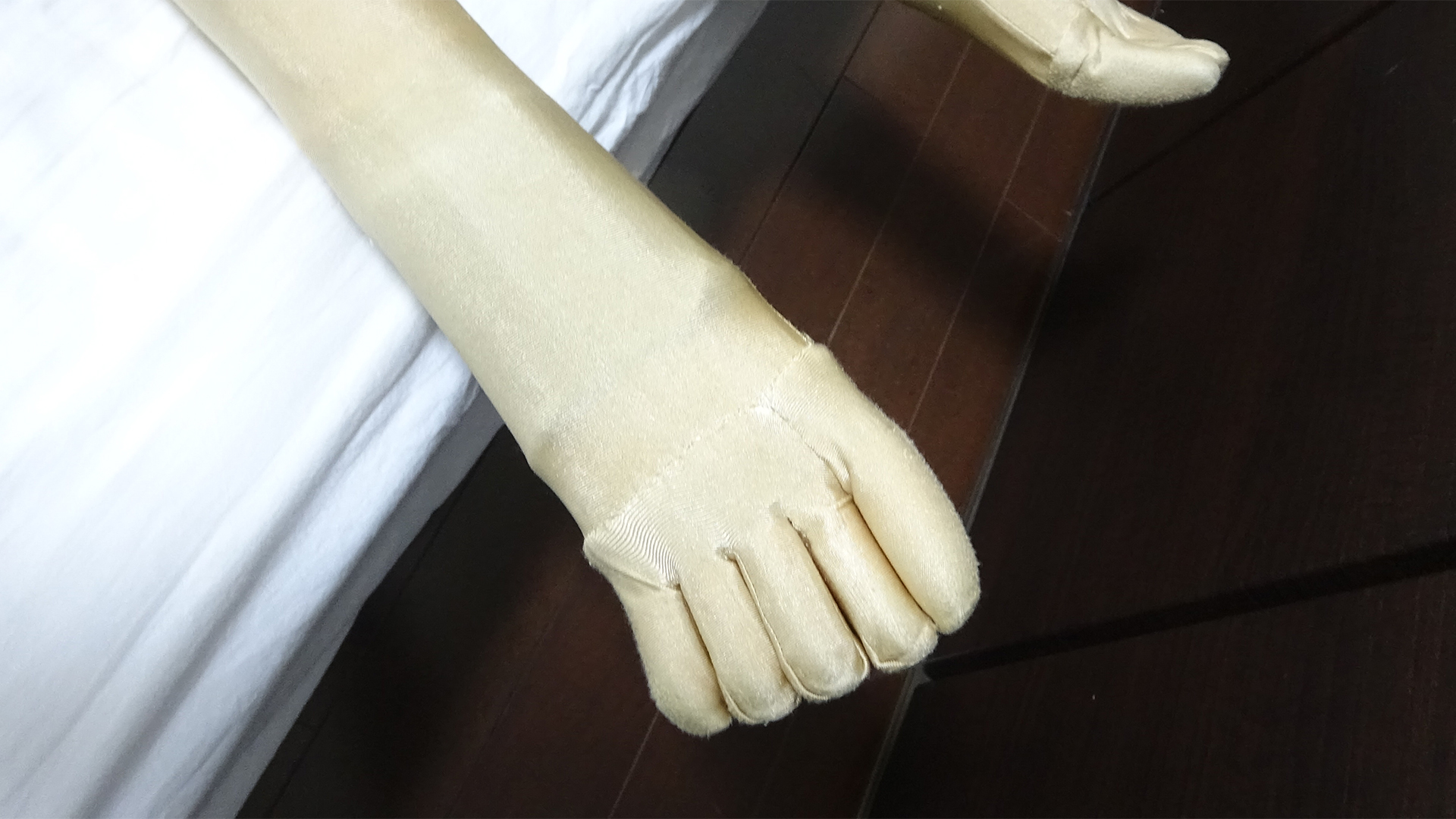 自作ラブドールの皮膚として使う市販品全身タイツの加工。足の指取り付け。