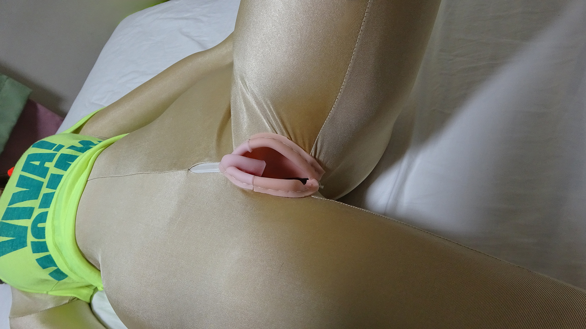 自作ラブドールの皮膚として使う市販品全身タイツの加工。陰部におっぱいボールの皮を縫い付ける。